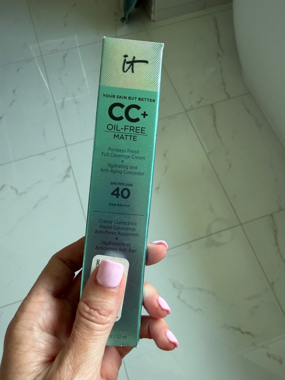 it cosmetics CC+ Oil-Free Matte Concealer color: light medium